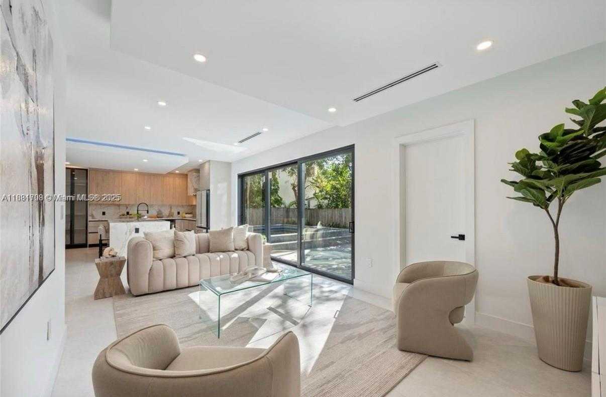 Small Image of 3390 OAK AVE, Miami Number 5