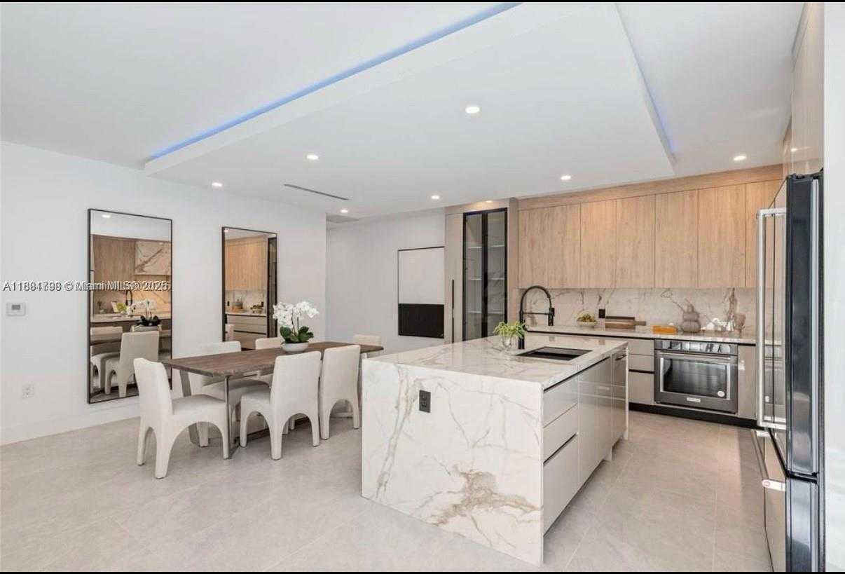 Small Image of 3390 OAK AVE, Miami Number 6