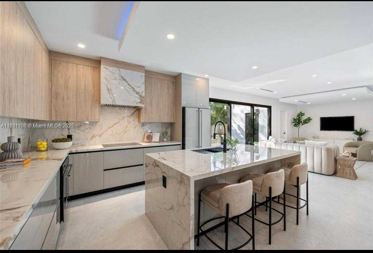Small Image of 3390 OAK AVE, Miami Number 7