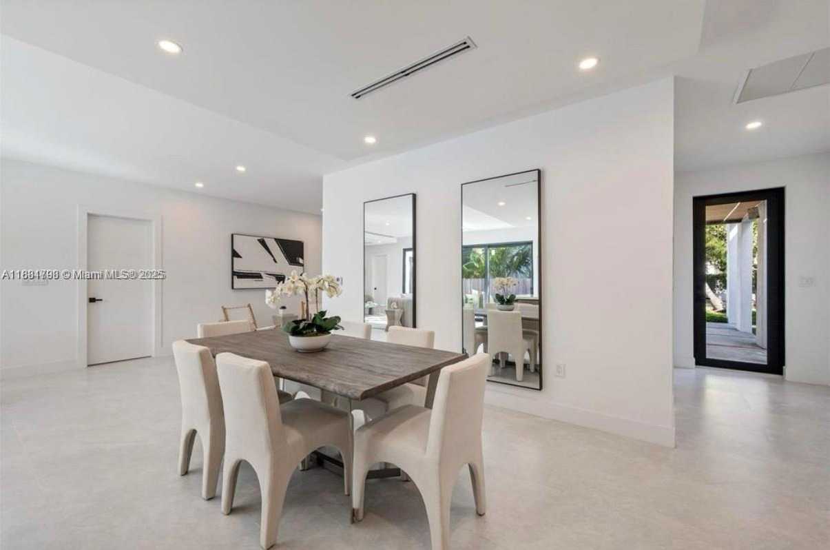 Small Image of 3390 OAK AVE, Miami Number 9