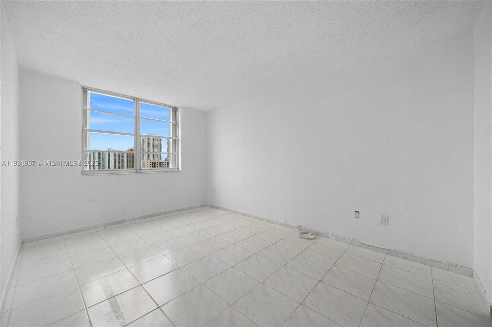 Small Image of 300 BAYVIEW DR #1711, Sunny Isles Beach Number 10