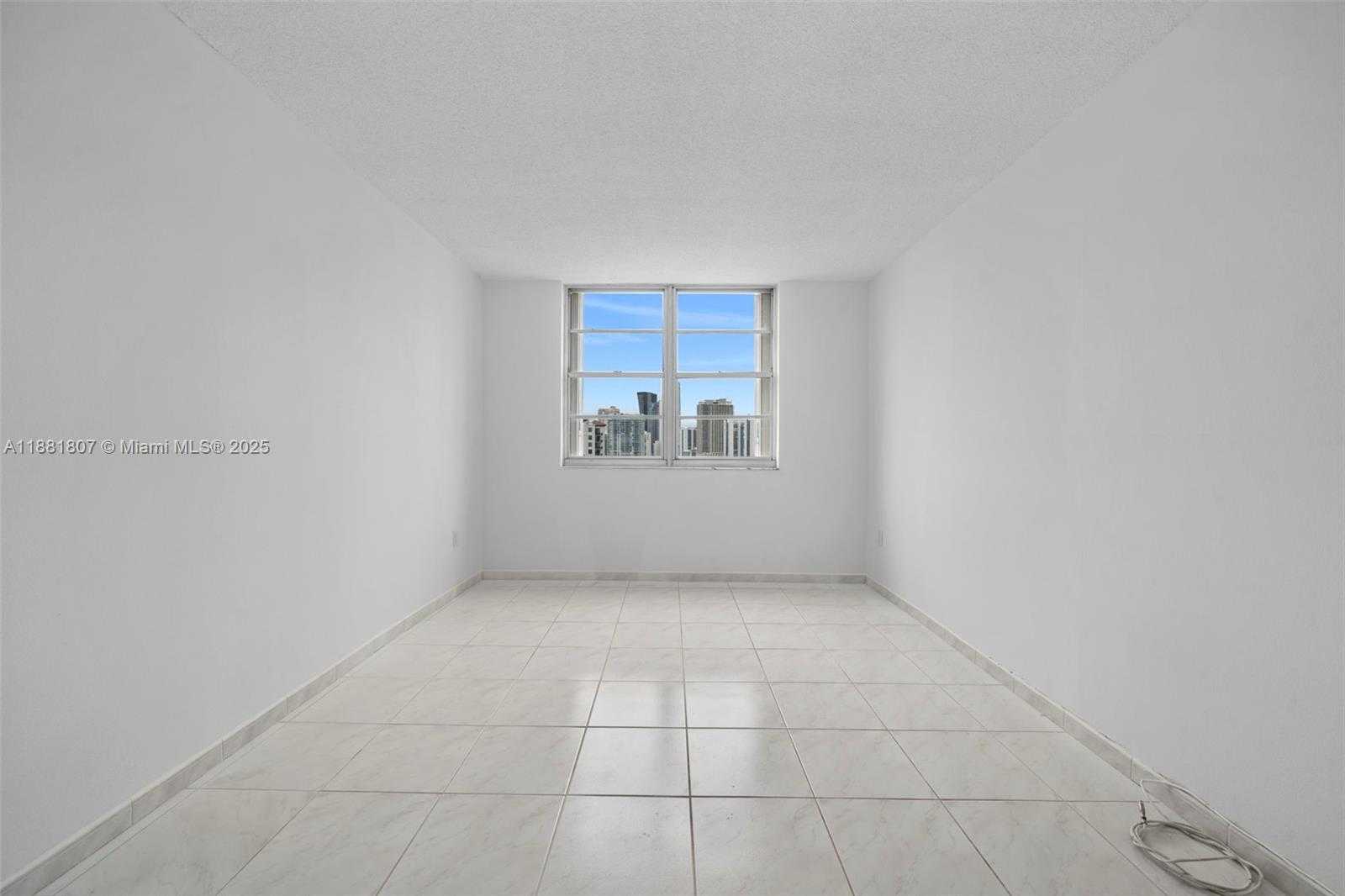 Small Image of 300 BAYVIEW DR #1711, Sunny Isles Beach Number 11