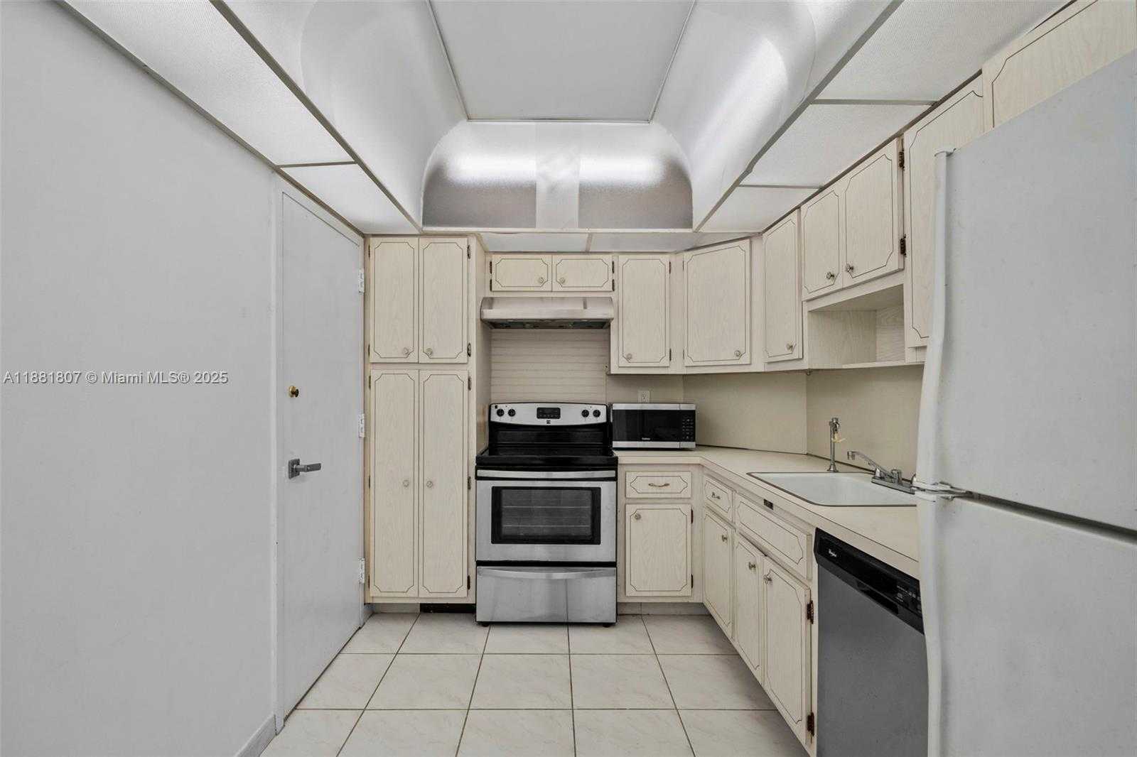 Small Image of 300 BAYVIEW DR #1711, Sunny Isles Beach Number 13
