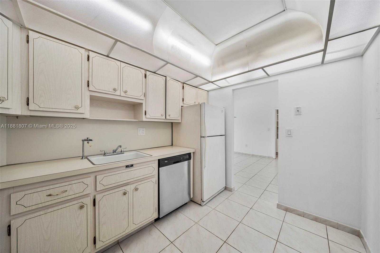 Small Image of 300 BAYVIEW DR #1711, Sunny Isles Beach Number 14