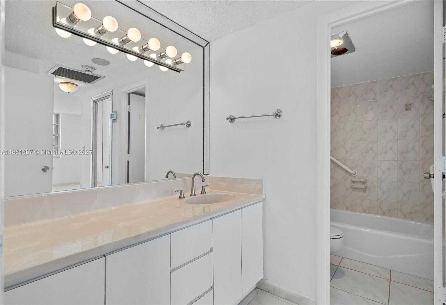 Small Image of 300 BAYVIEW DR #1711, Sunny Isles Beach Number 17