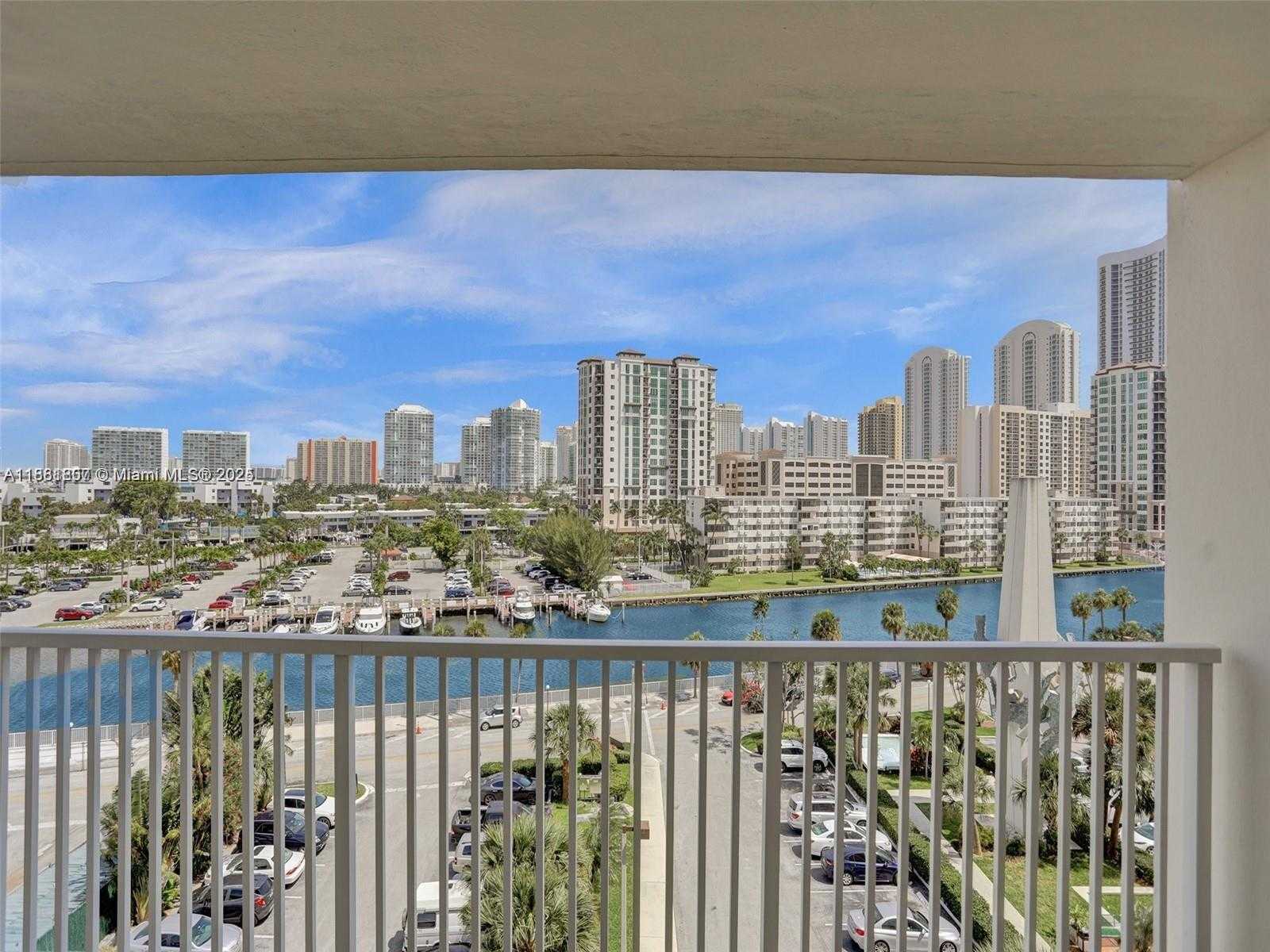 Small Image of 300 BAYVIEW DR #1711, Sunny Isles Beach Number 5