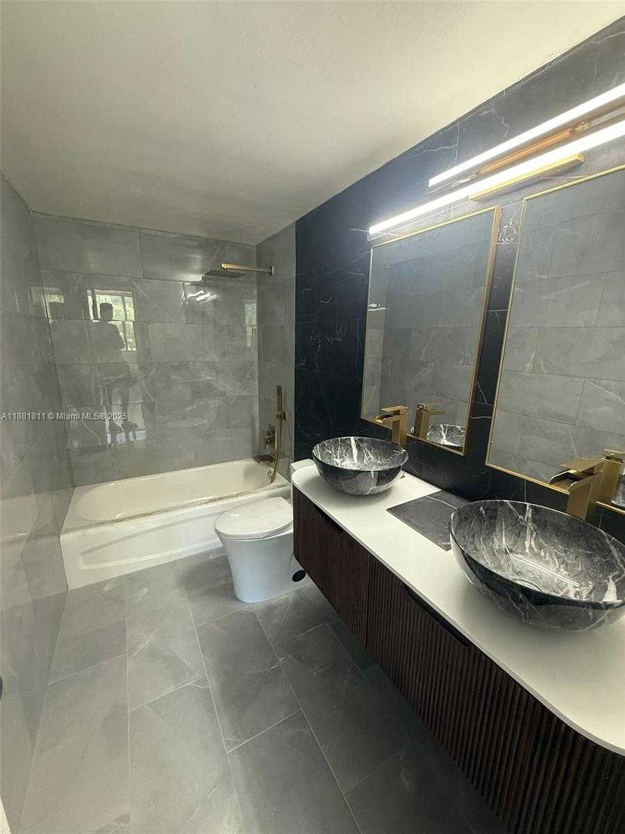 Small Image of 1000 WEST AVE #211, Miami Beach Number 8