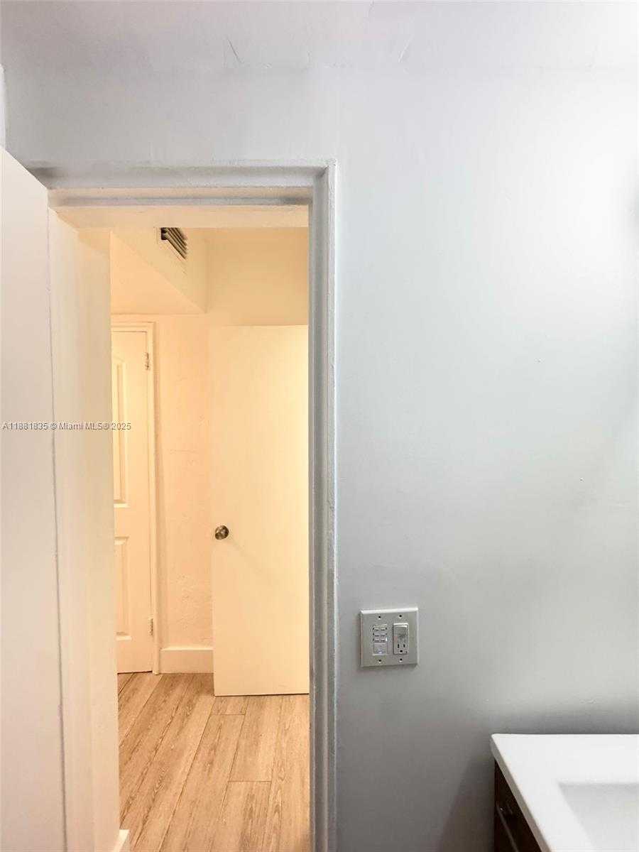 Small Image of 7435 BYRON AVE #2, Miami Beach Number 21