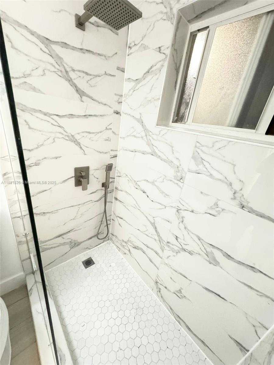 Small Image of 7435 BYRON AVE #2, Miami Beach Number 25