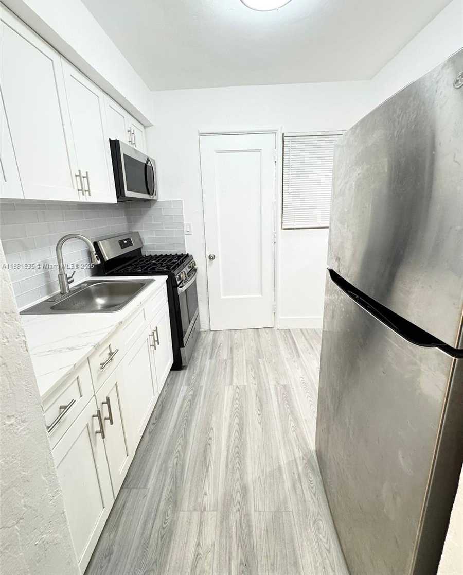 Small Image of 7435 BYRON AVE #2, Miami Beach Number 3