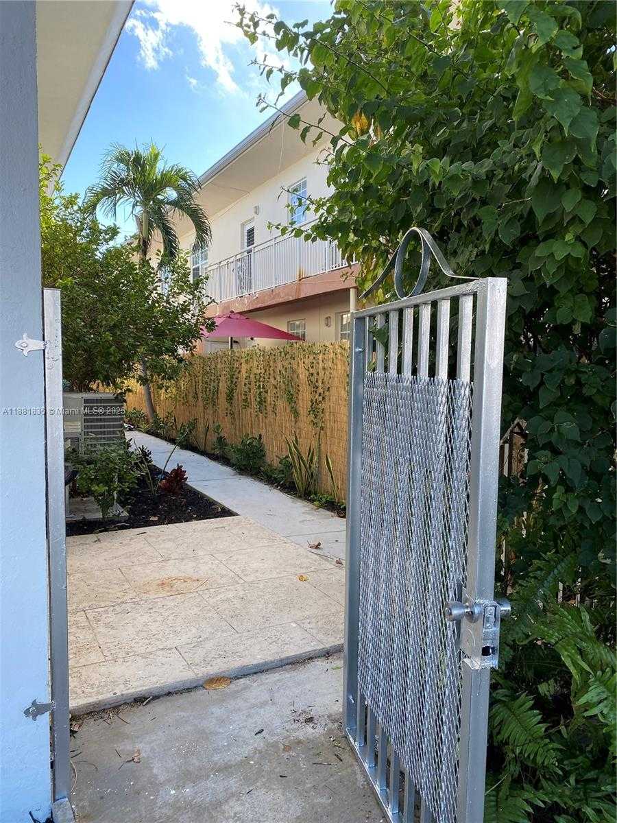 Small Image of 7435 BYRON AVE #2, Miami Beach Number 32