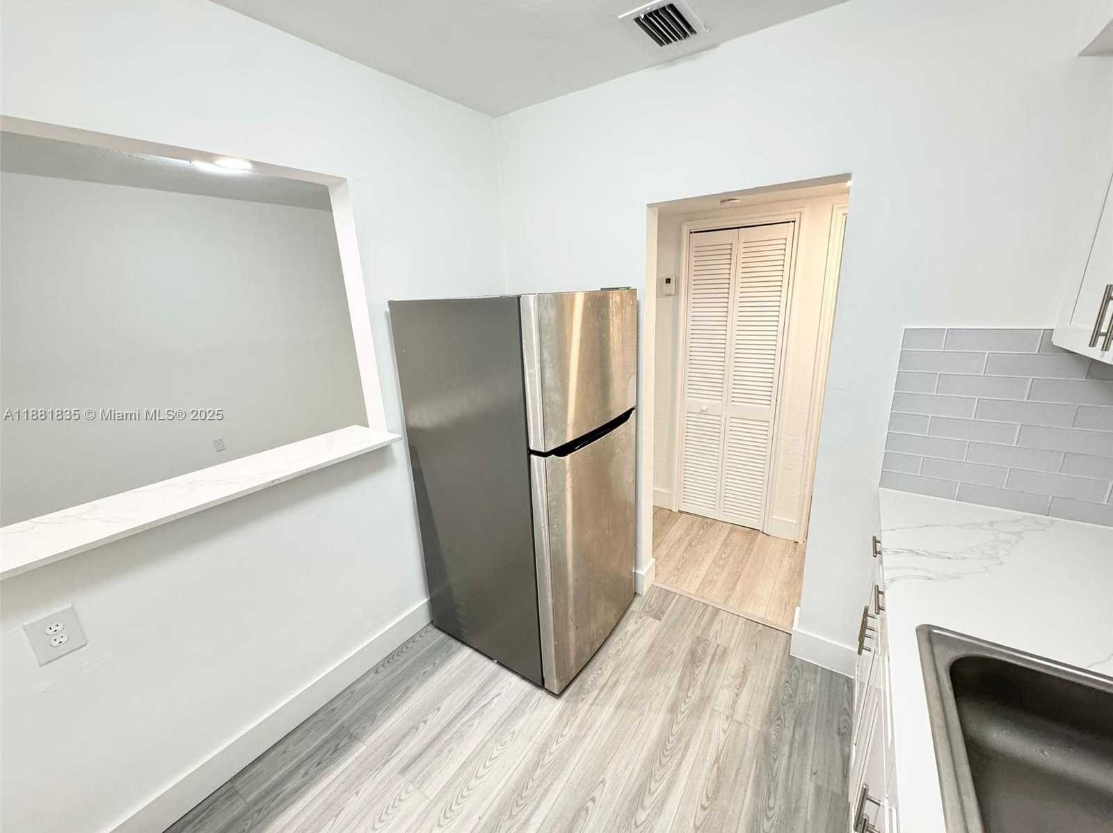Small Image of 7435 BYRON AVE #2, Miami Beach Number 5