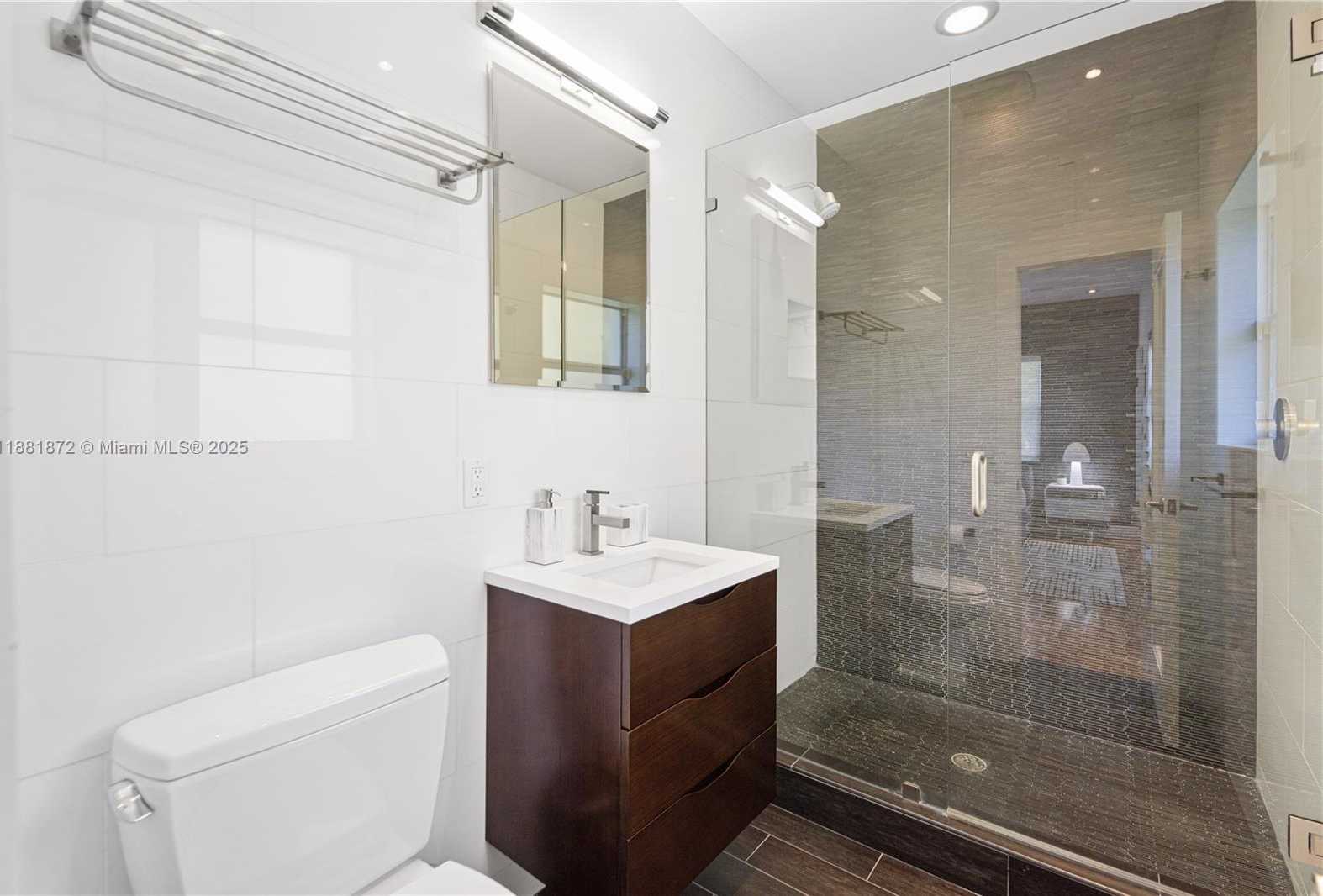 Small Image of 720 LAKE ROAD, Miami Number 31