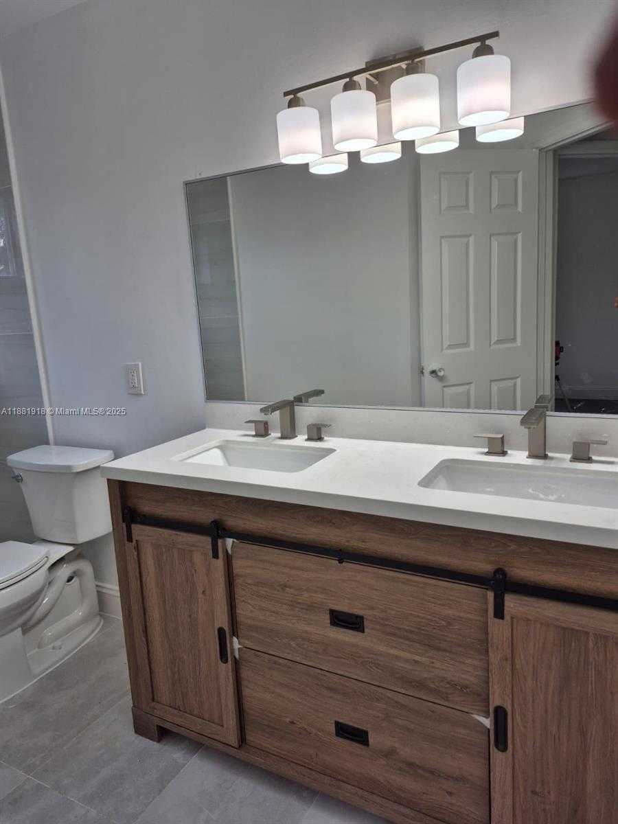Small Image of 8950 NORTH WEST 189TH TER, Hialeah Number 11
