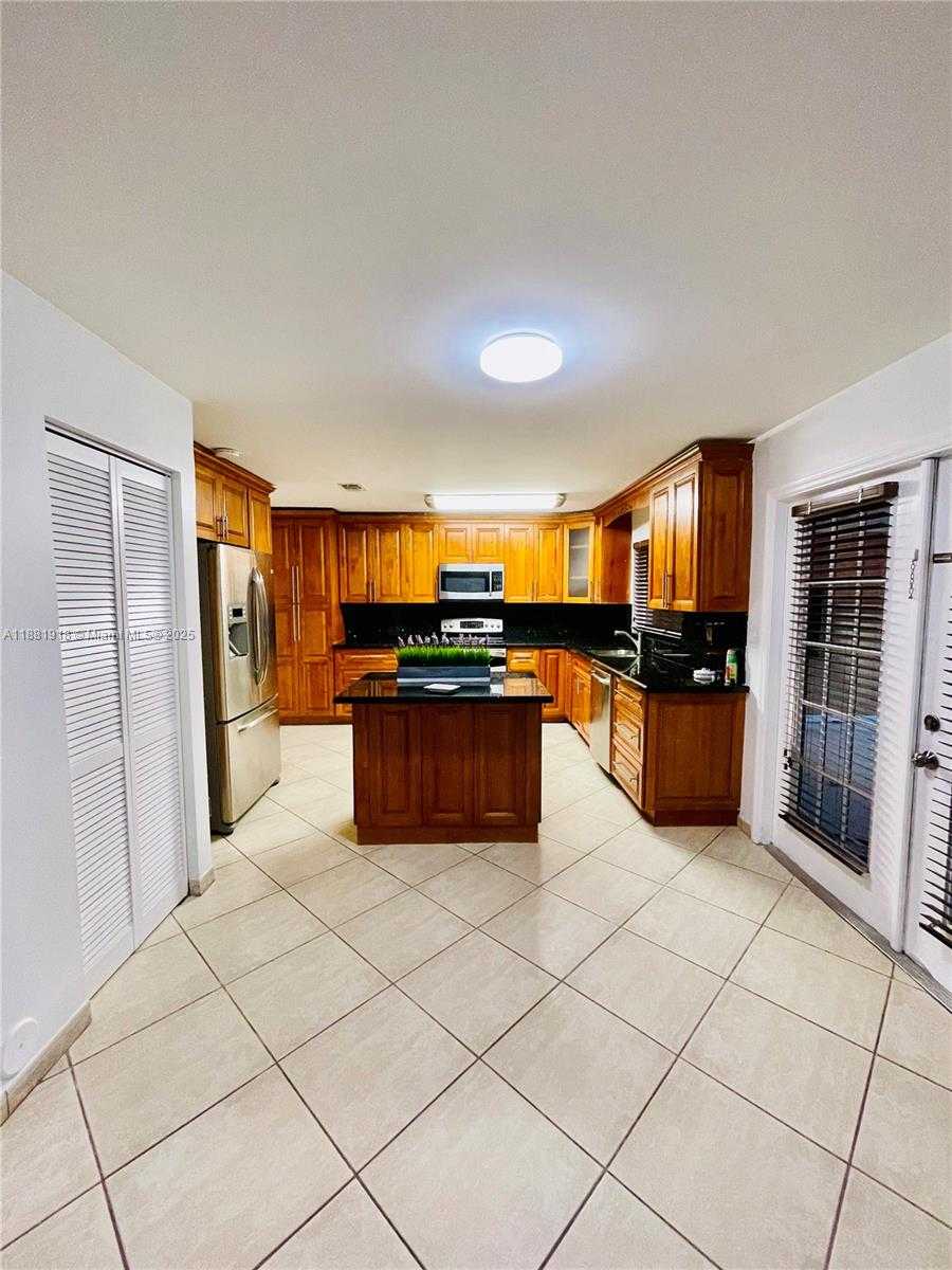Small Image of 8950 NORTH WEST 189TH TER, Hialeah Number 2