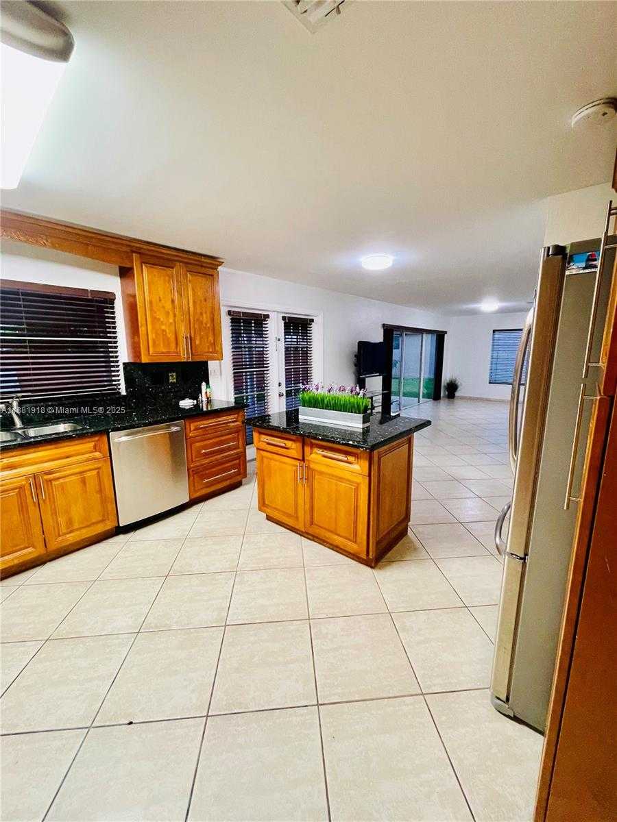 Small Image of 8950 NORTH WEST 189TH TER, Hialeah Number 3