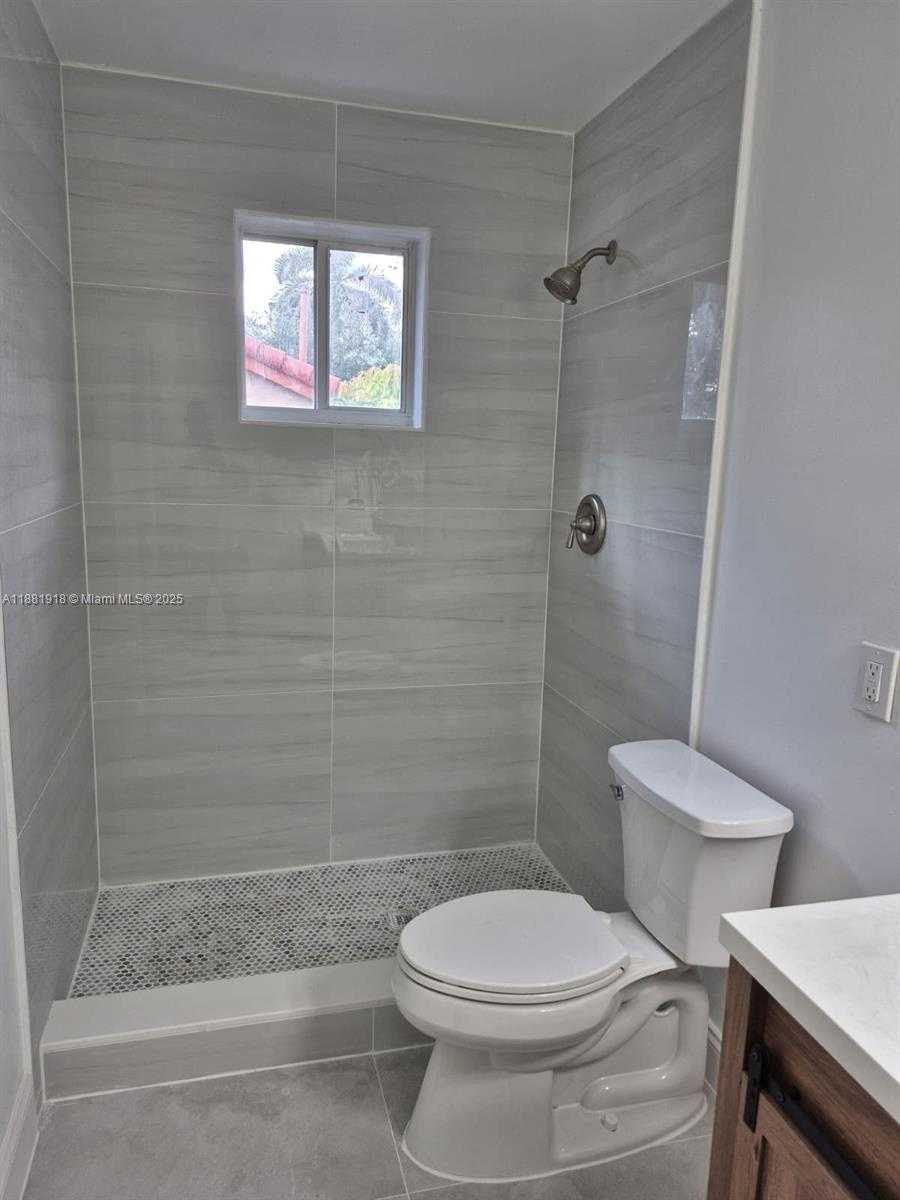 Small Image of 8950 NORTH WEST 189TH TER, Hialeah Number 9