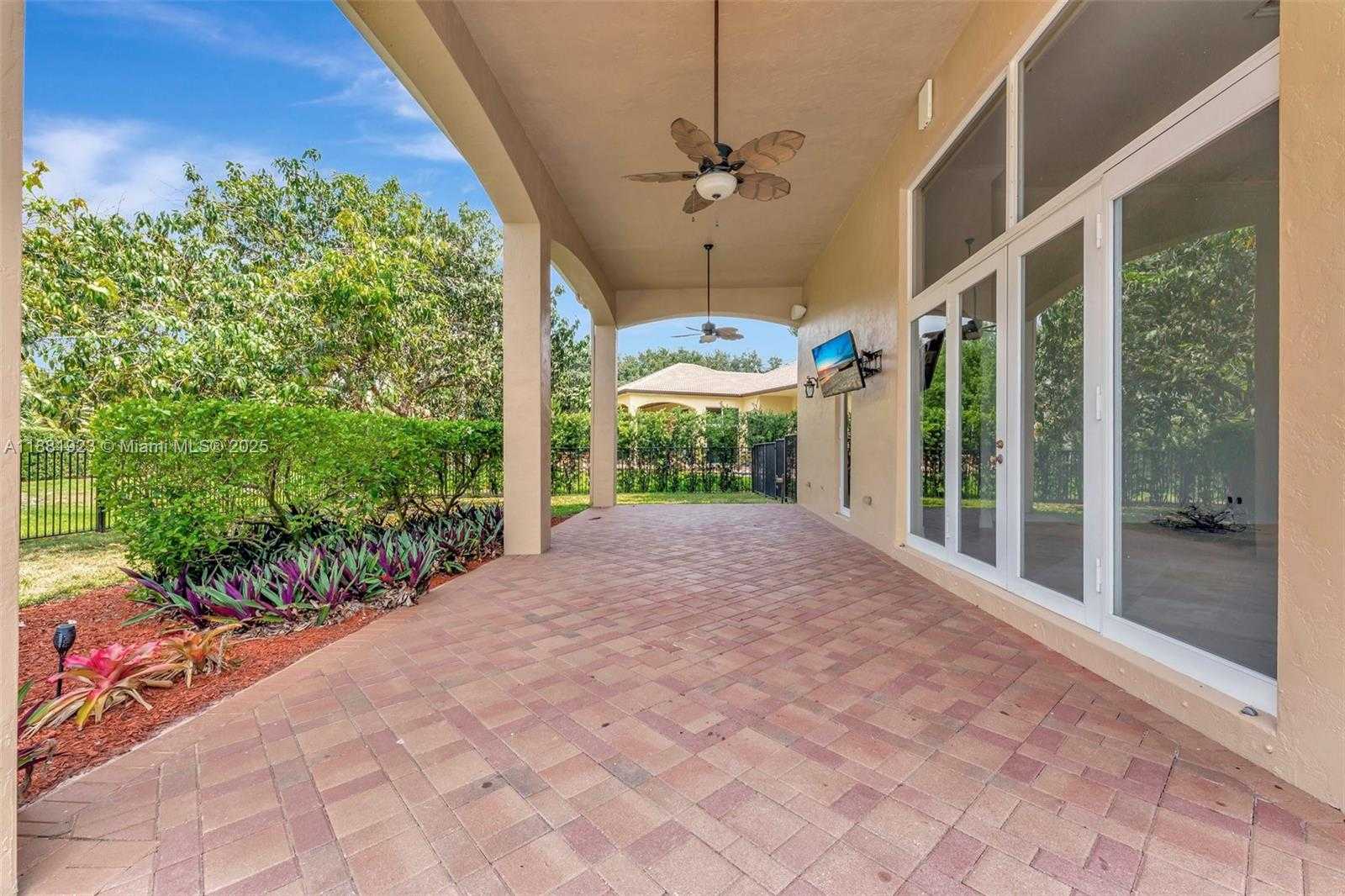 Small Image of 3203 WEST STONEBROOK CIR, Davie Number 47
