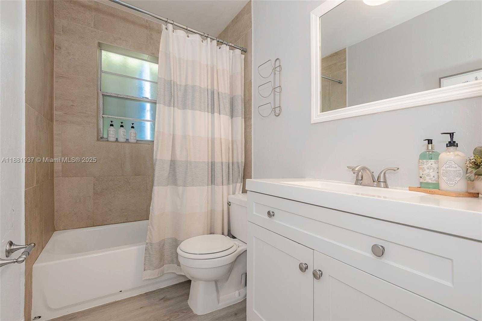 Small Image of 201 COLUMBUS PKWY #A, Hollywood Number 3