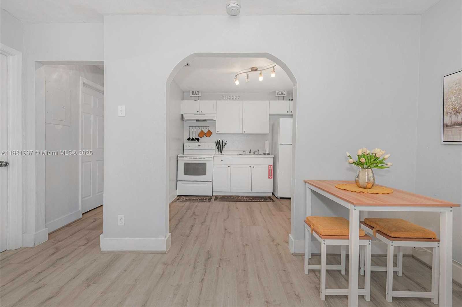 Small Image of 201 COLUMBUS PKWY #A, Hollywood Number 9