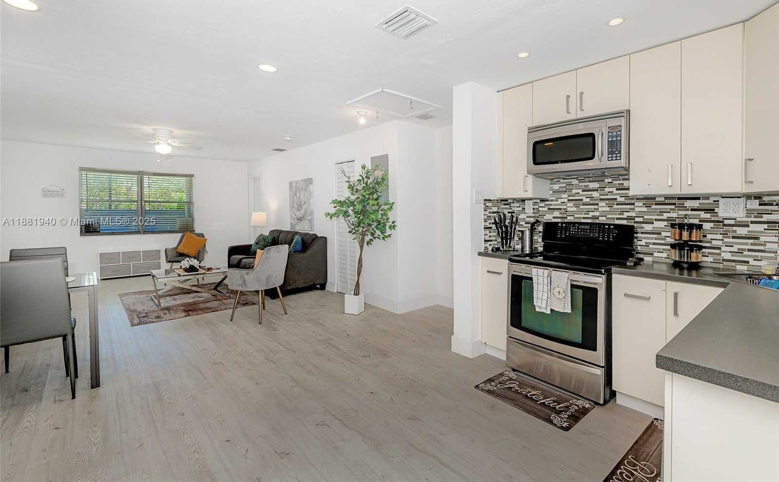 Small Image of 201 COLUMBUS PKWY #B, Hollywood Number 2