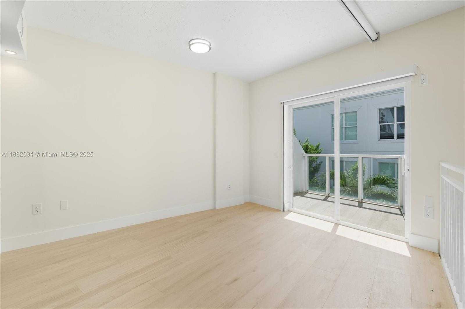 Small Image of 1528 BRICKELL AV #106, Miami Number 12