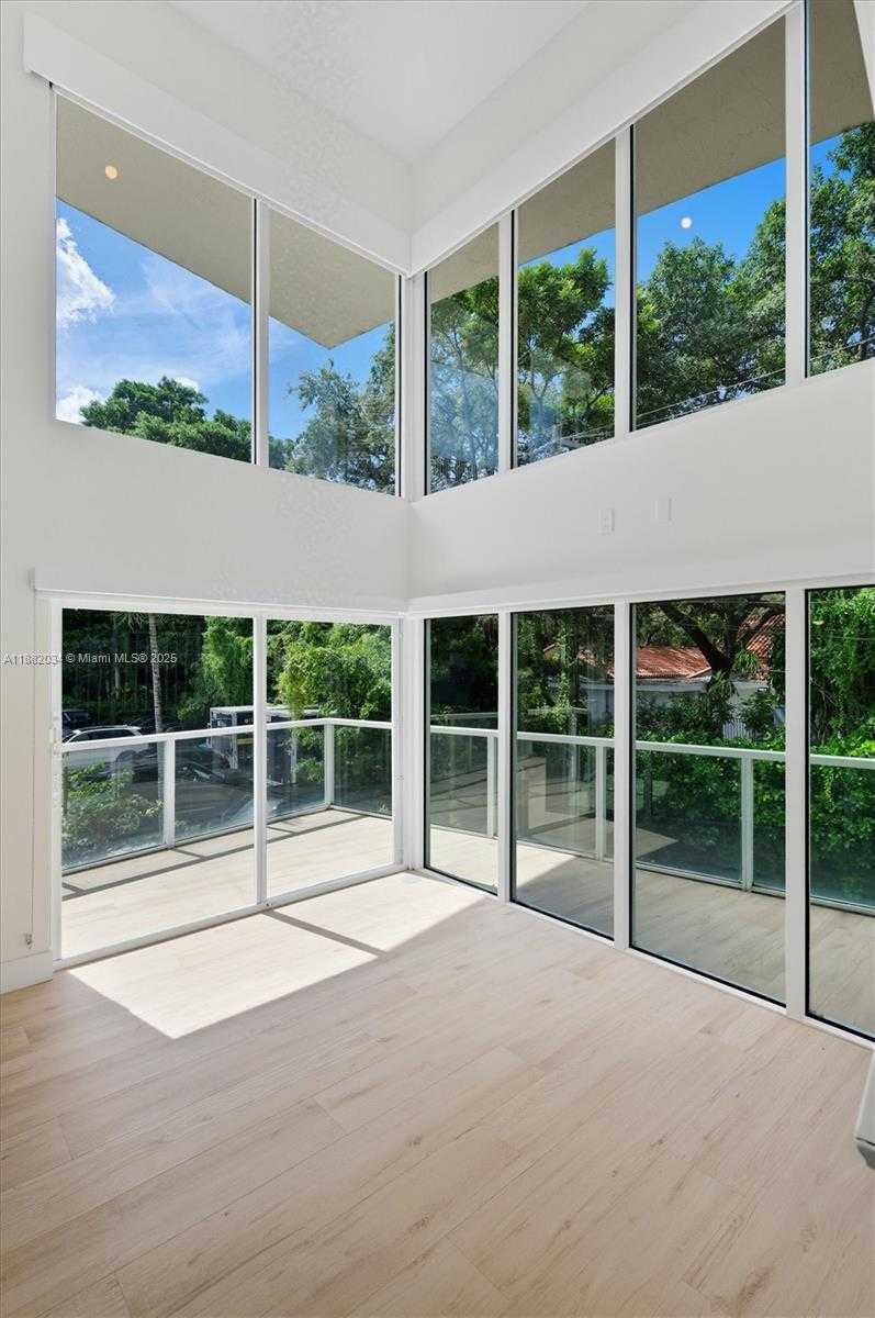 Small Image of 1528 BRICKELL AV #106, Miami Number 3