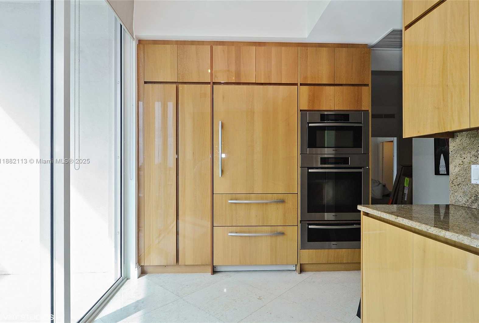 Small Image of 50 SOUTH POINTE DR #1405, Miami Beach Number 2