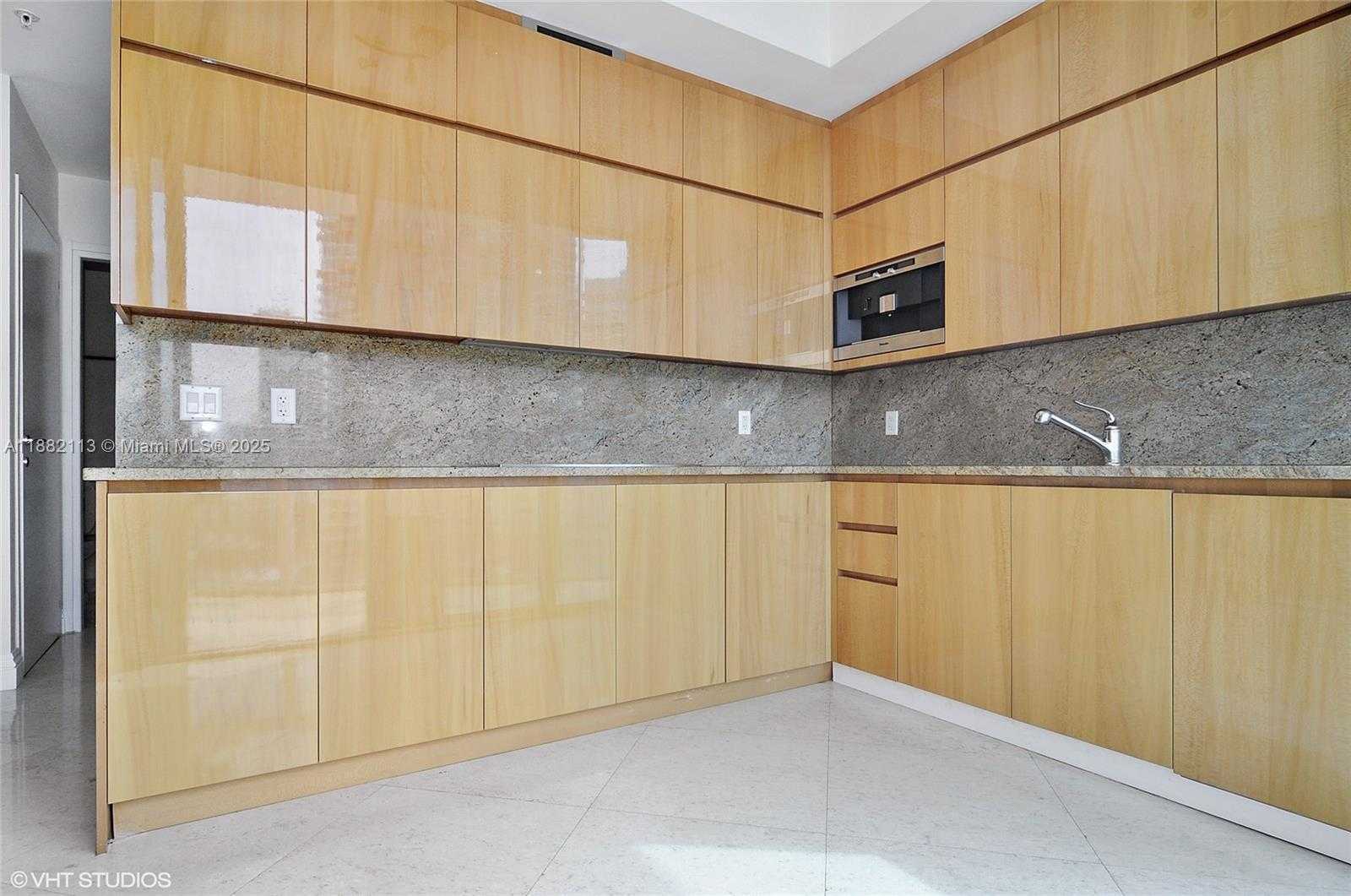 Small Image of 50 SOUTH POINTE DR #1405, Miami Beach Number 3