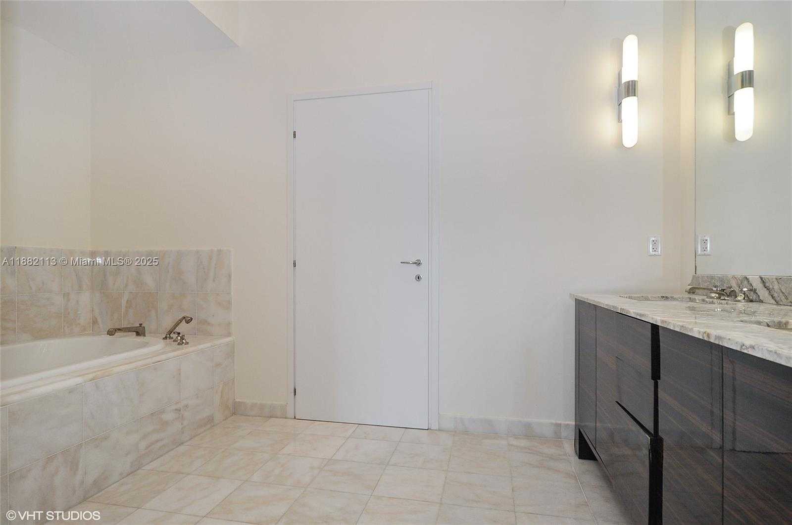 Small Image of 50 SOUTH POINTE DR #1405, Miami Beach Number 5