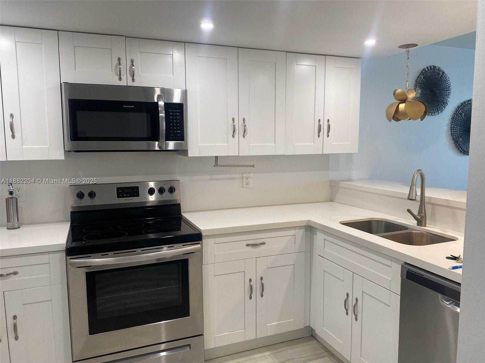 Small Image of 5880 COLLINS AVE #902, Miami Beach Number 14