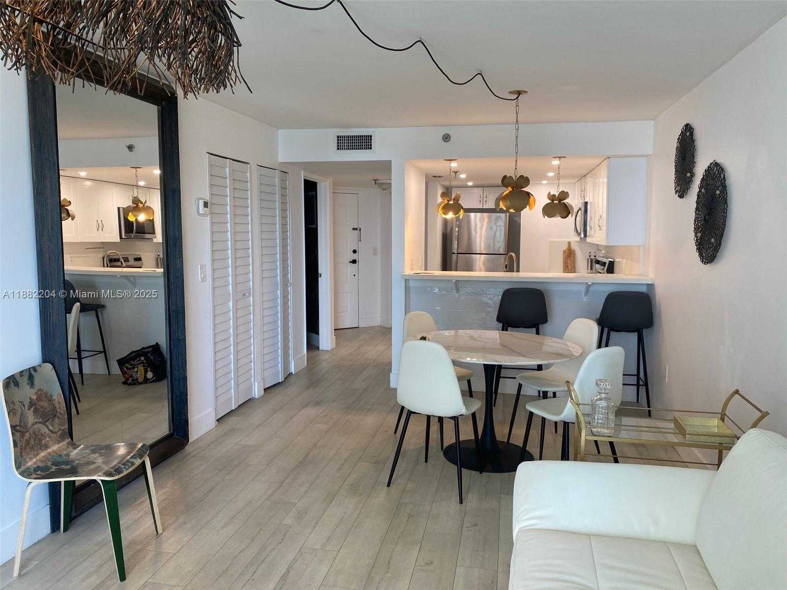 Small Image of 5880 COLLINS AVE #902, Miami Beach Number 8