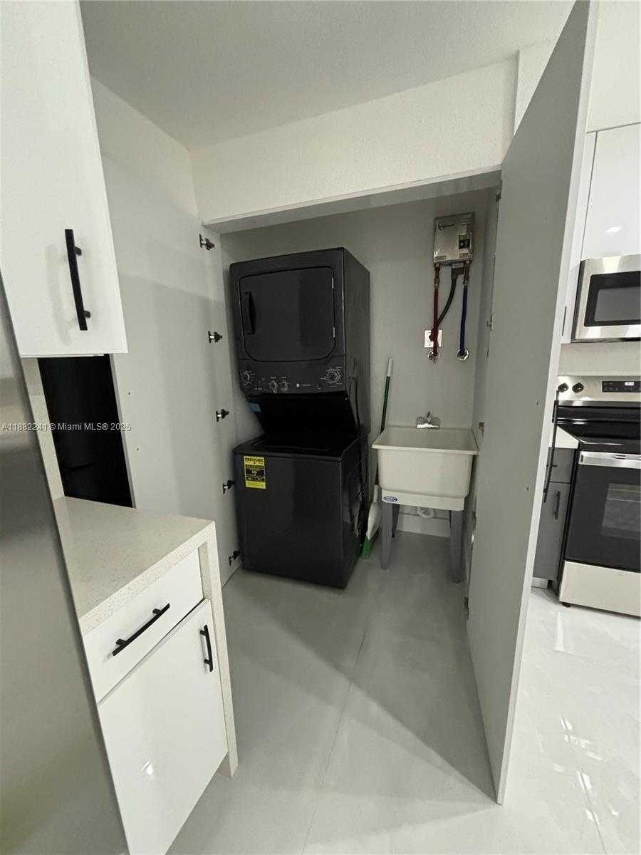 Small Image of 6813 SOUTH WEST 10TH CT, Pembroke Pines Number 15