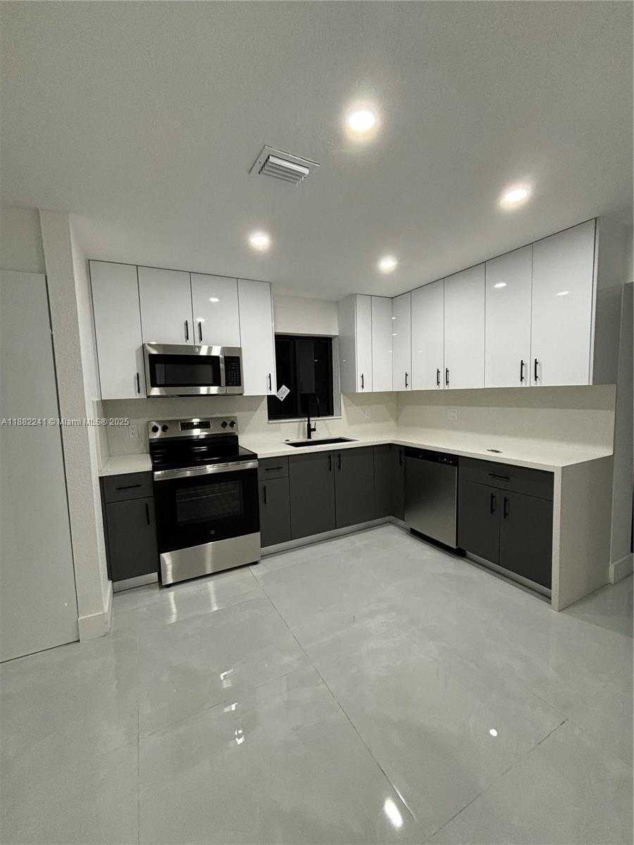 Small Image of 6813 SOUTH WEST 10TH CT, Pembroke Pines Number 2