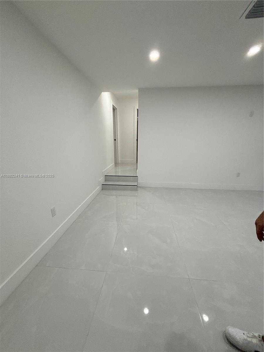 Small Image of 6813 SOUTH WEST 10TH CT, Pembroke Pines Number 5