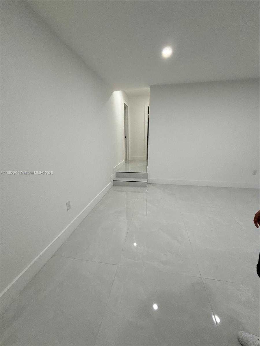 Small Image of 6813 SOUTH WEST 10TH CT, Pembroke Pines Number 6
