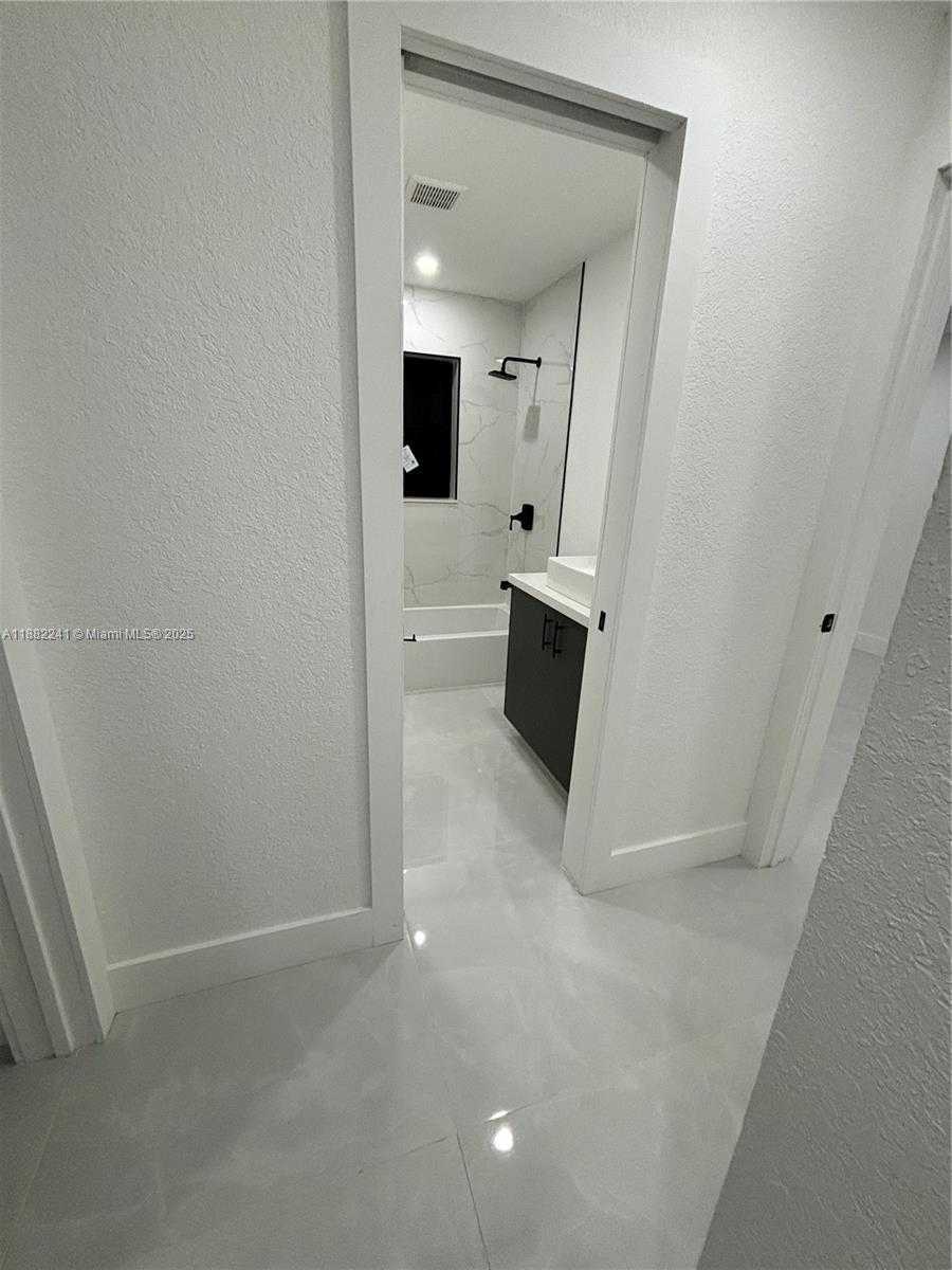 Small Image of 6813 SOUTH WEST 10TH CT, Pembroke Pines Number 7