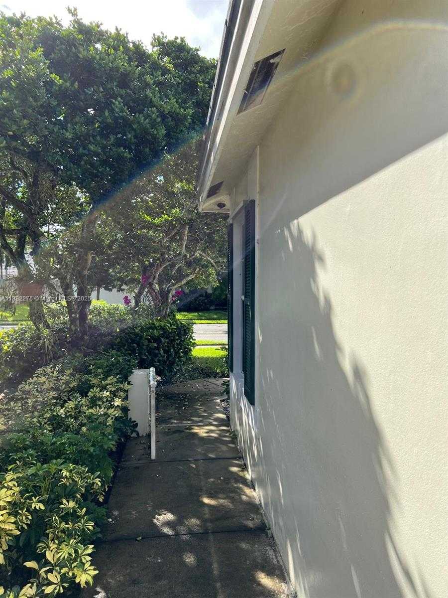 Small Image of 2957 MYRTLE OAK CIR, Davie Number 12