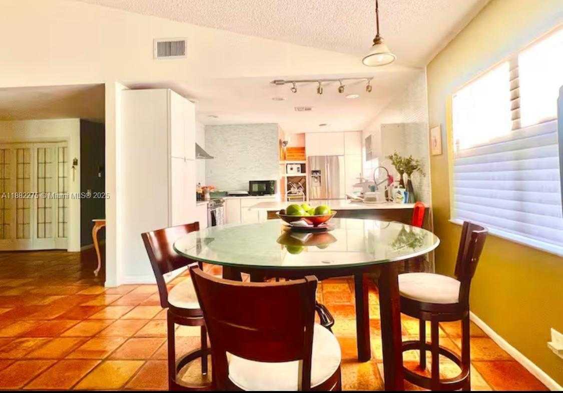 Small Image of 2957 MYRTLE OAK CIR, Davie Number 2