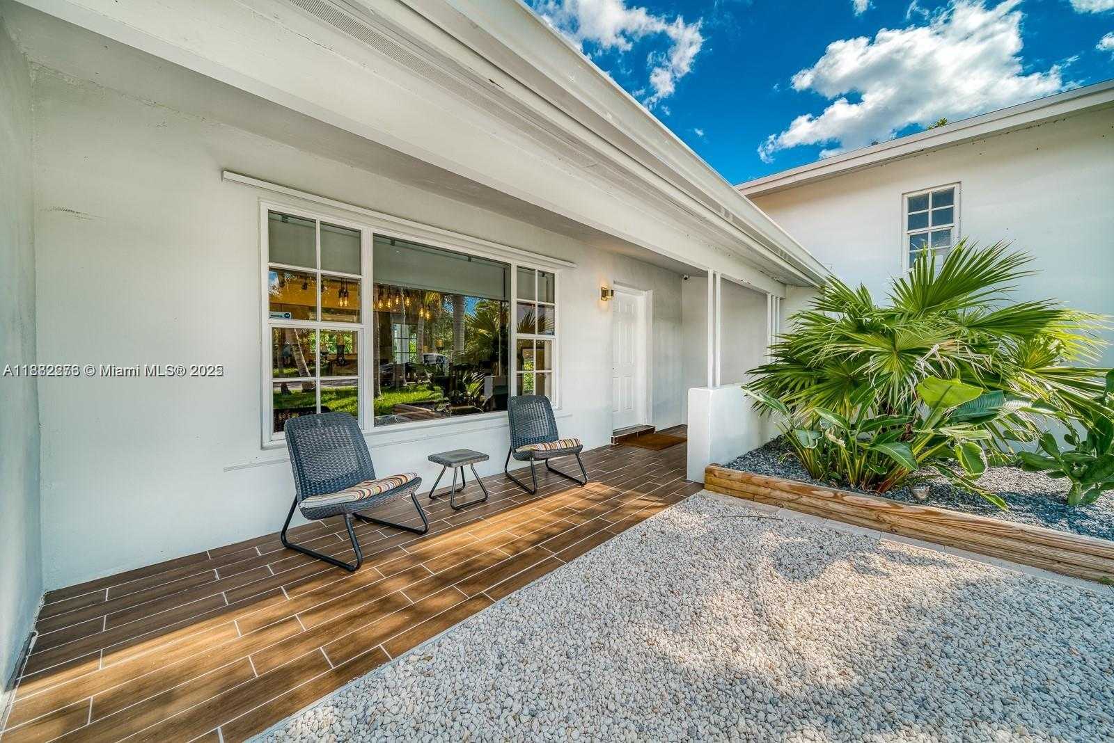 Small Image of 1275 NORTH EAST 204TH TER, Miami Number 2