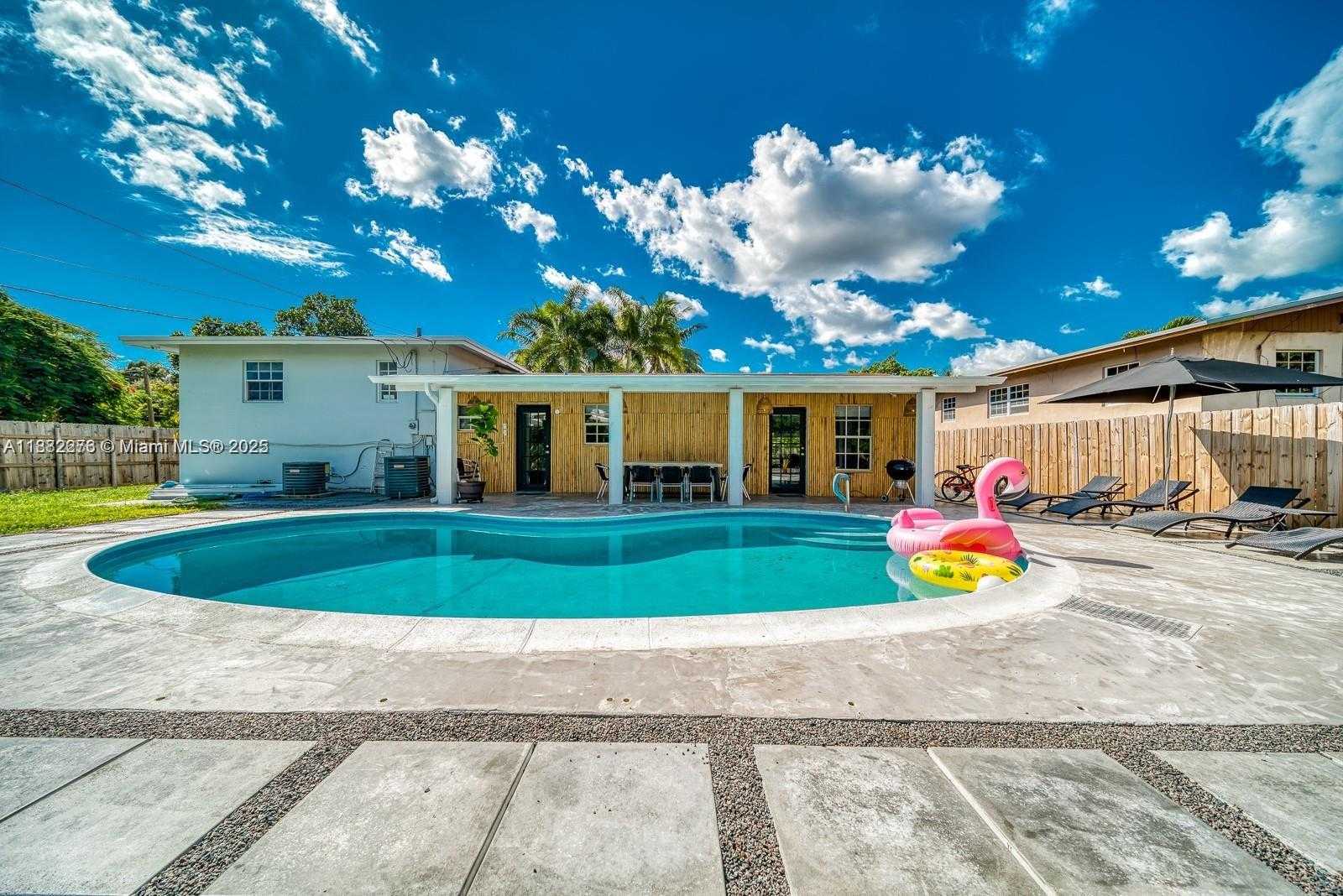 Small Image of 1275 NORTH EAST 204TH TER, Miami Number 21
