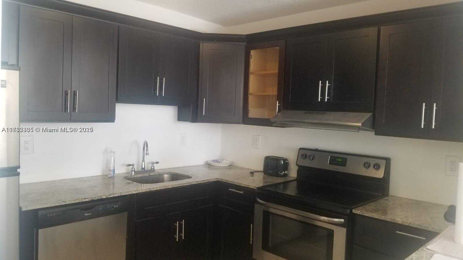 Small Image of 7118 BONITA DR #404, Miami Beach Number 3