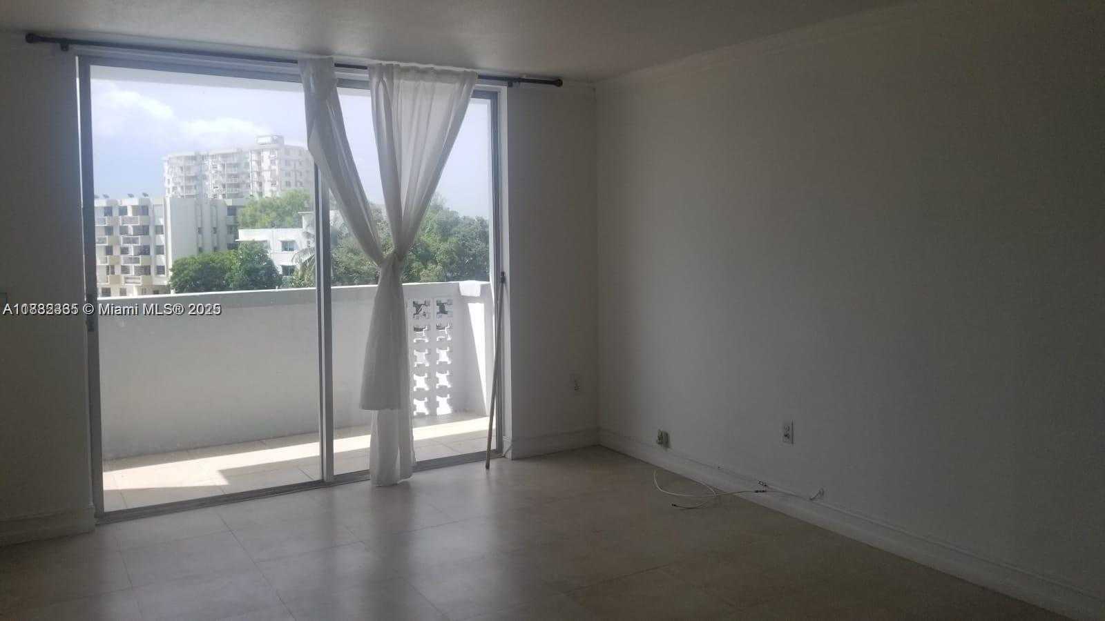 Small Image of 7118 BONITA DR #404, Miami Beach Number 4