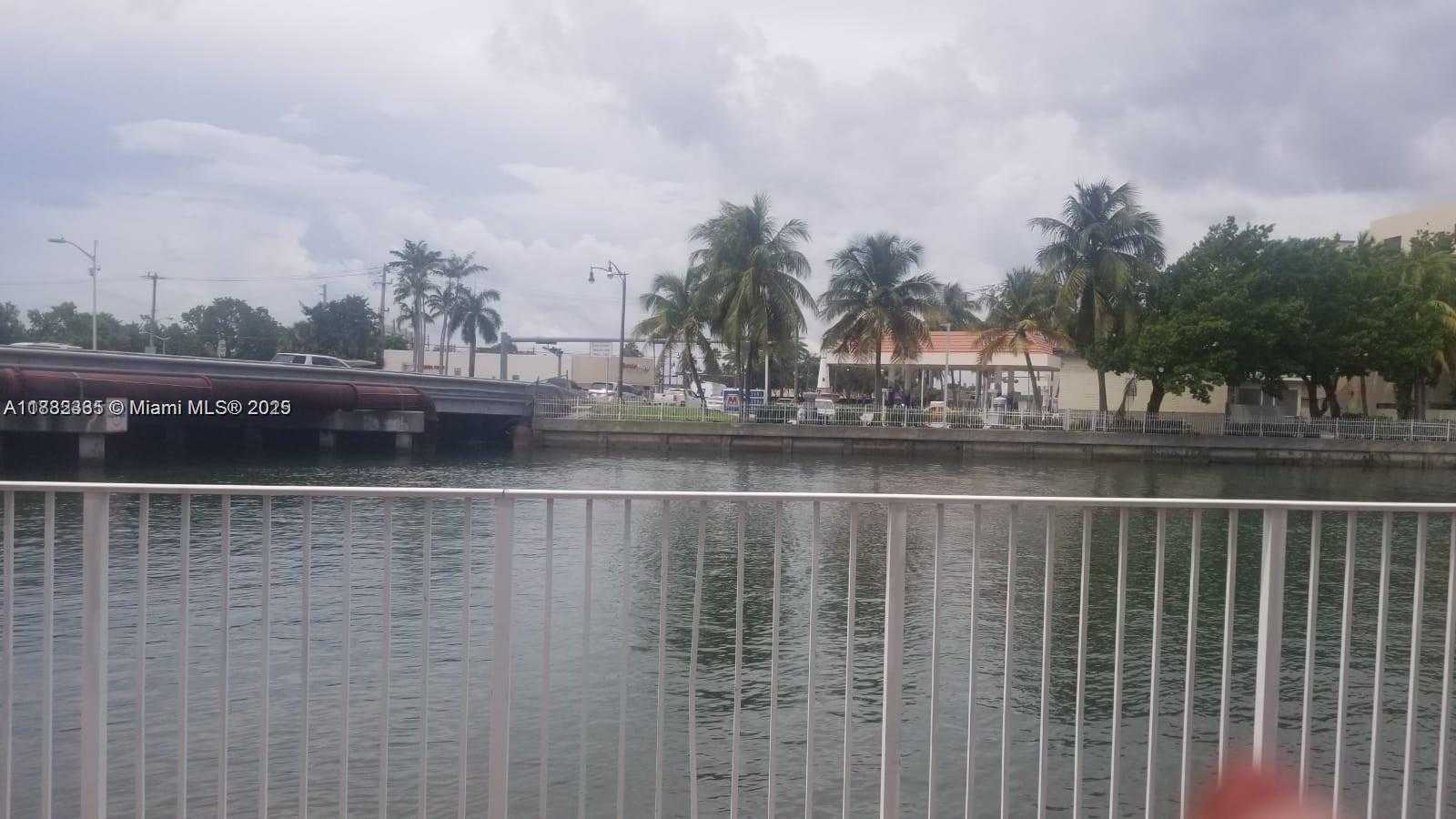 Small Image of 7118 BONITA DR #404, Miami Beach Number 6