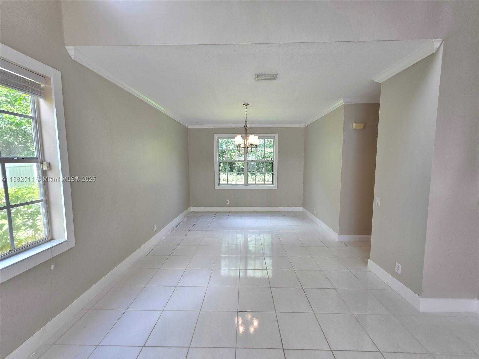 Small Image of 584 CAMBRIDGE DR, Weston Number 12