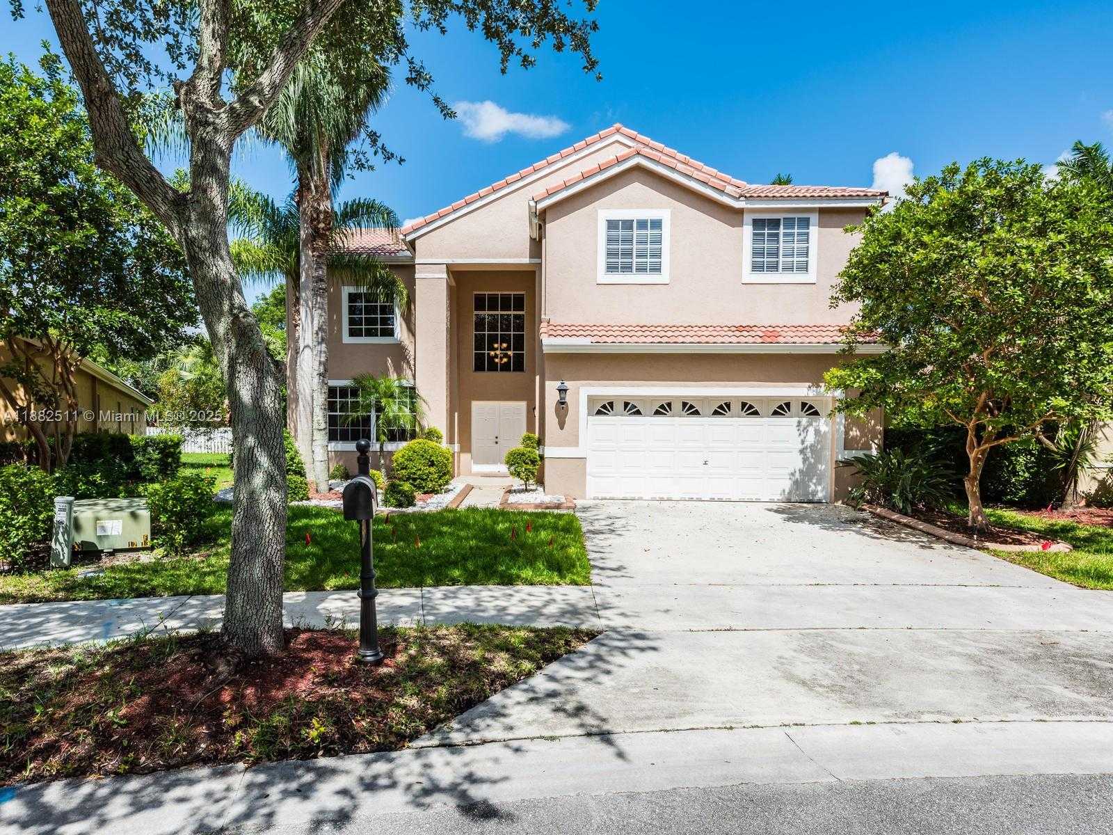 Small Image of 584 CAMBRIDGE DR, Weston Number 2