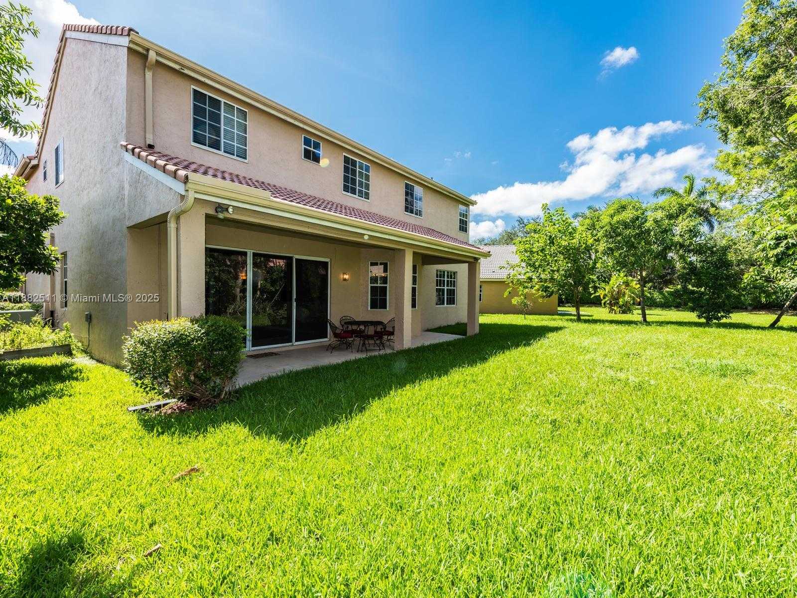 Small Image of 584 CAMBRIDGE DR, Weston Number 3