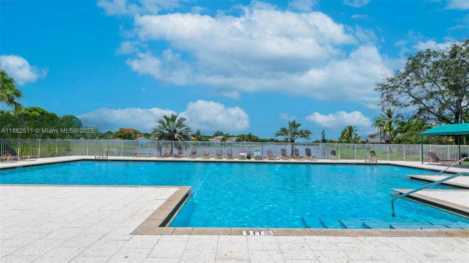 Small Image of 584 CAMBRIDGE DR, Weston Number 5