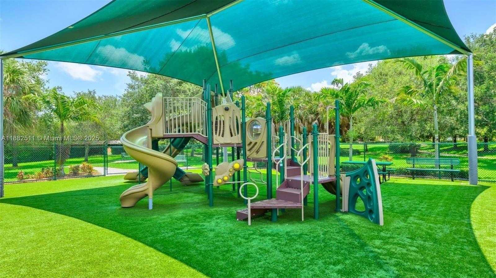 Small Image of 584 CAMBRIDGE DR, Weston Number 6