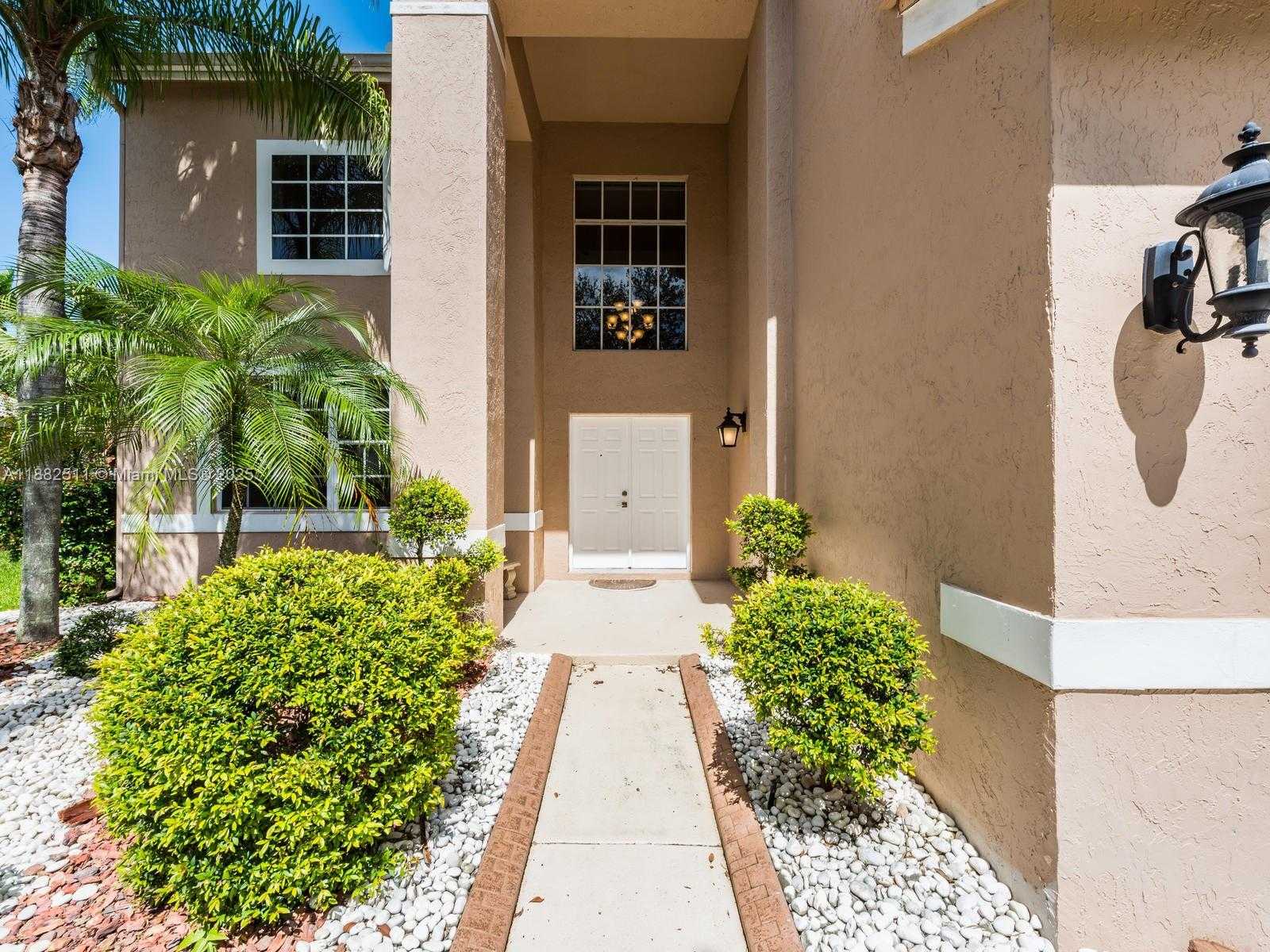 Small Image of 584 CAMBRIDGE DR, Weston Number 7